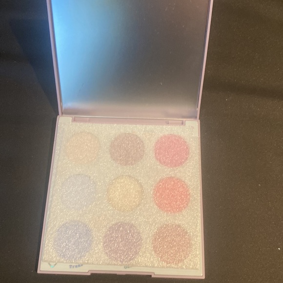 In A Trance Colourpop Presses powder palette - Picture 3 of 5
